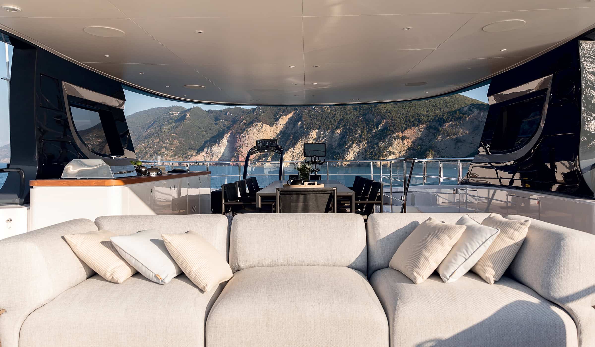 Benetti-Yachts-Oasis-34M-Interior-Carousel-04-Sun-Deck