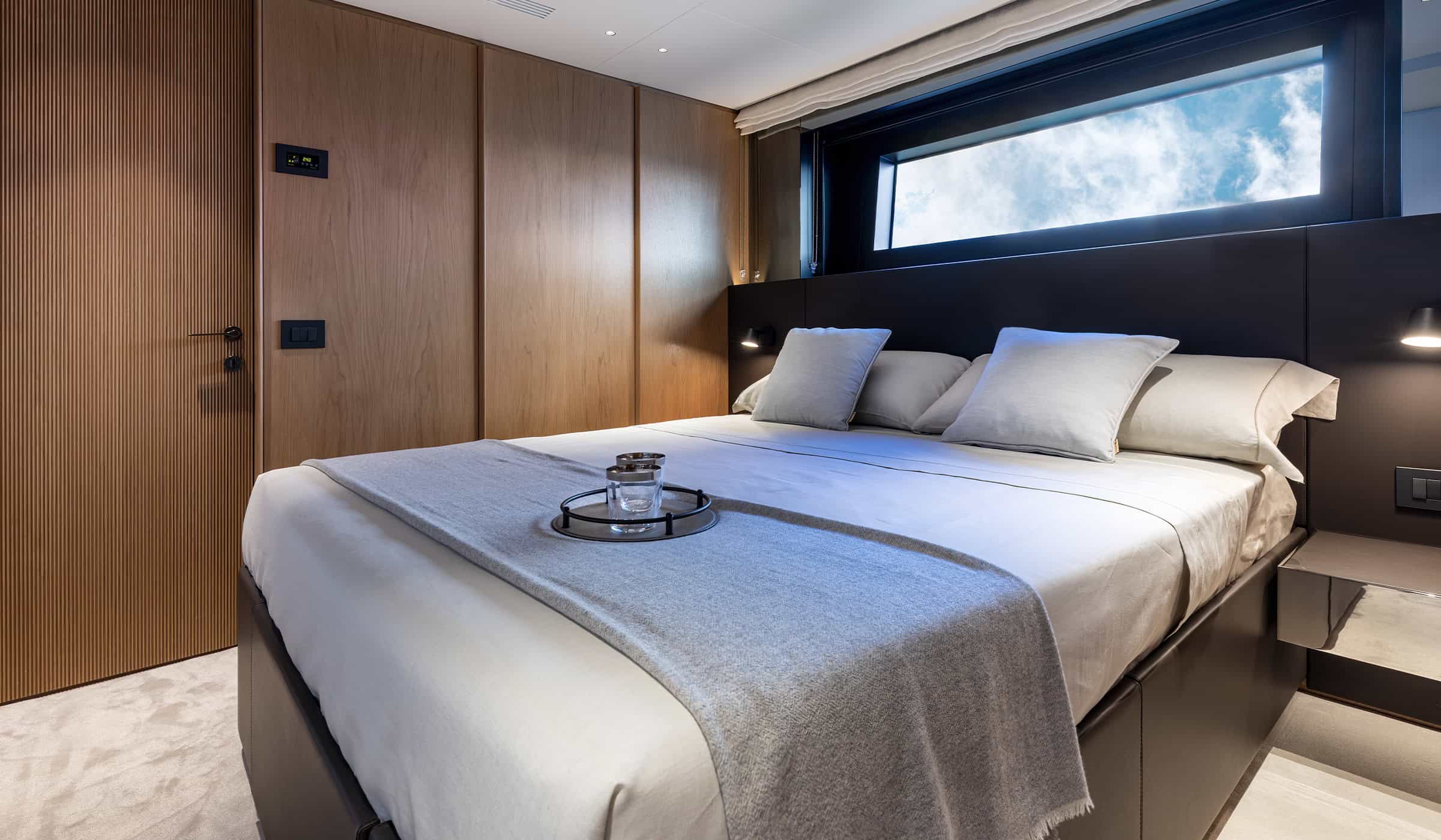 Benetti-Yachts-Oasis-34M-Interior-Carousel-05-Lower-Deck