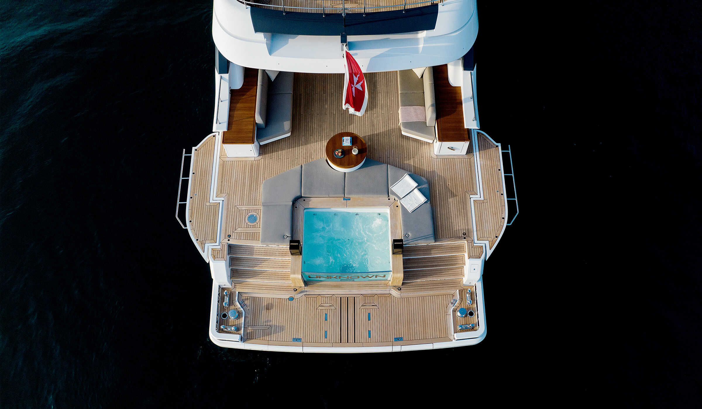 Benetti-Yachts-Oasis-Family-Carousel-03-Infinity-Pool