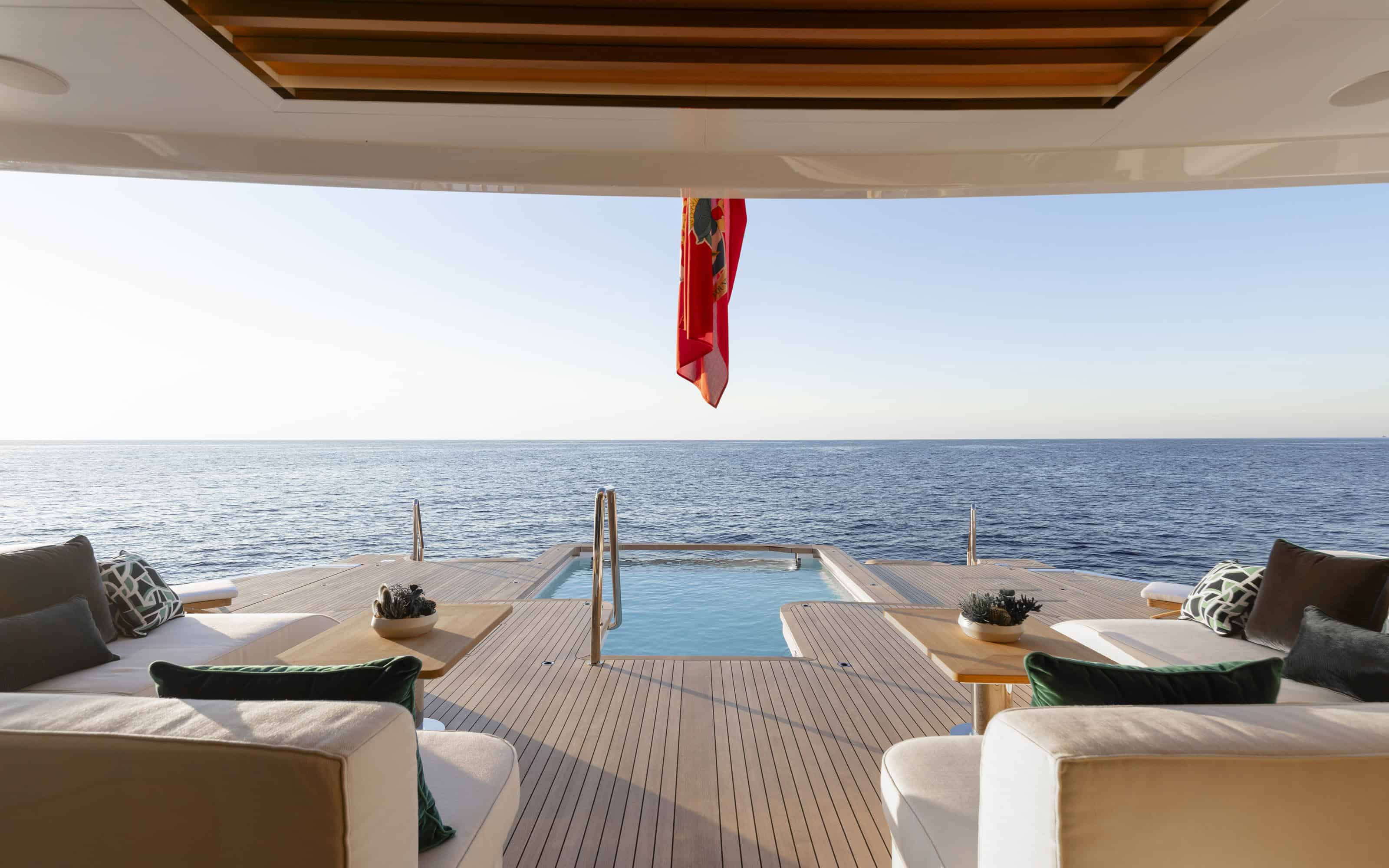 06.Benetti-Master-Fullscreen-oasis_deck
