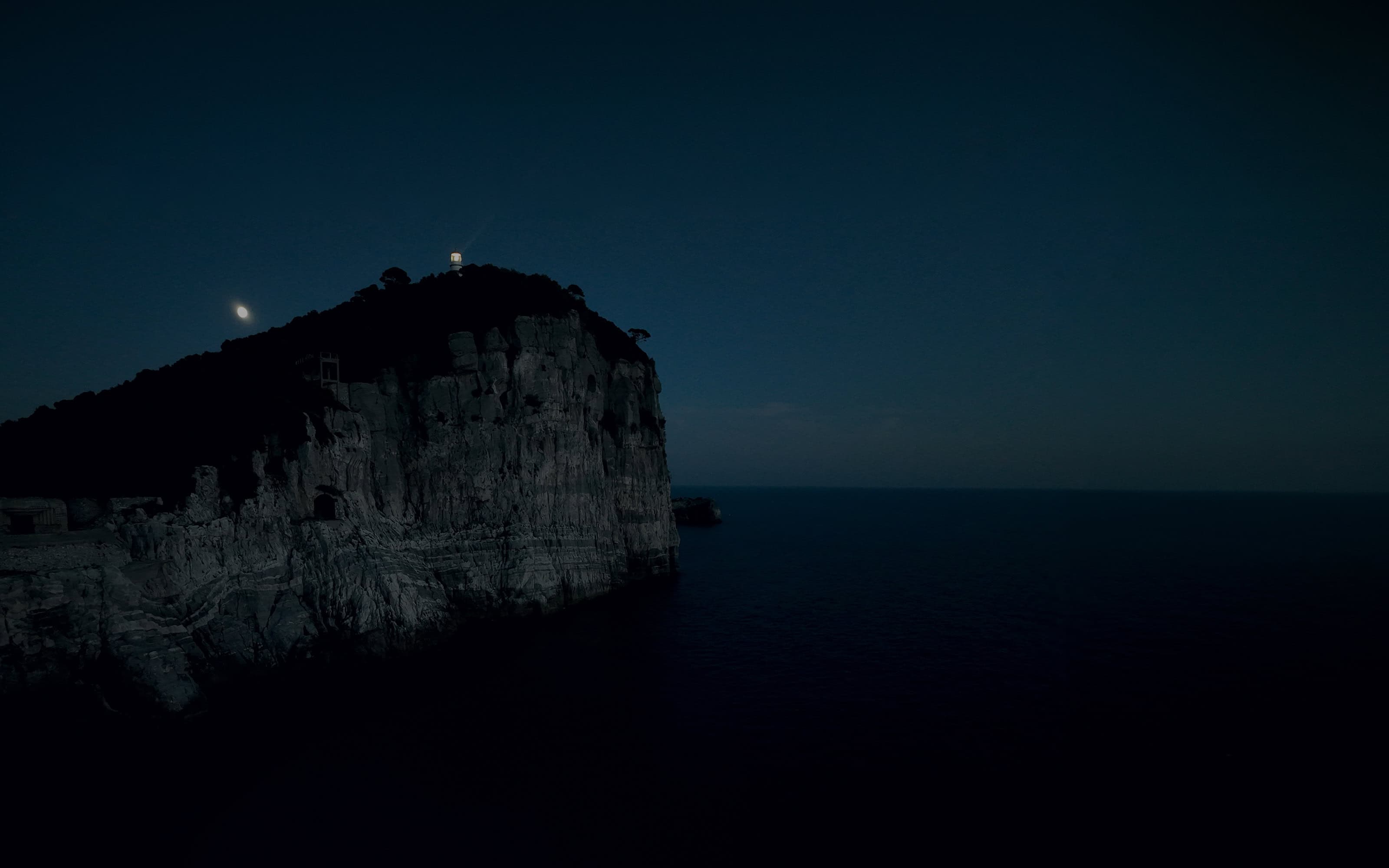 Benetti-HOY-Hybrid-Yachts-Sustainability-02-Hotel-Mode-Bg