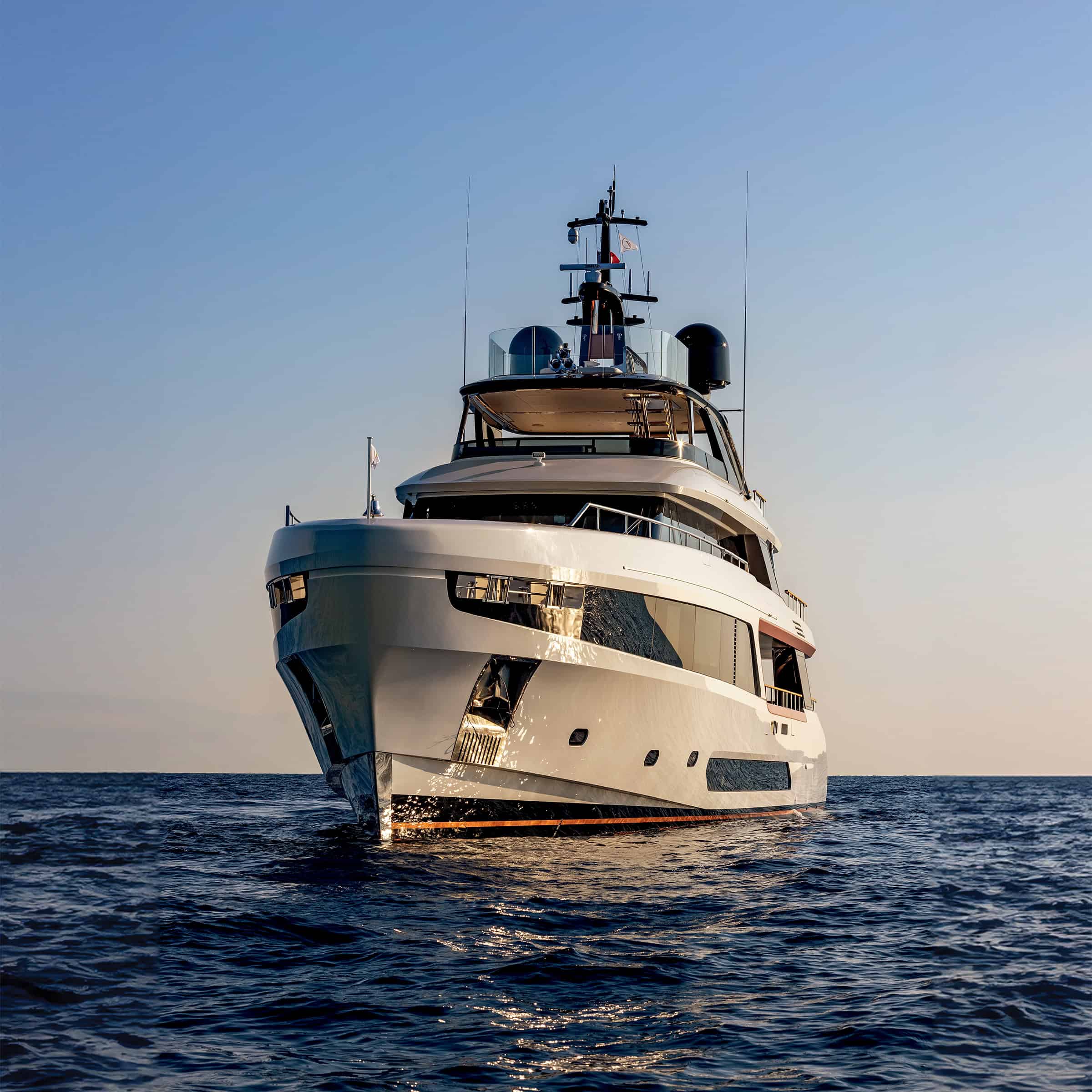 Benetti-Yachts-Class-Motopanfilo-37M-Exteriors-02-Midship-Connection