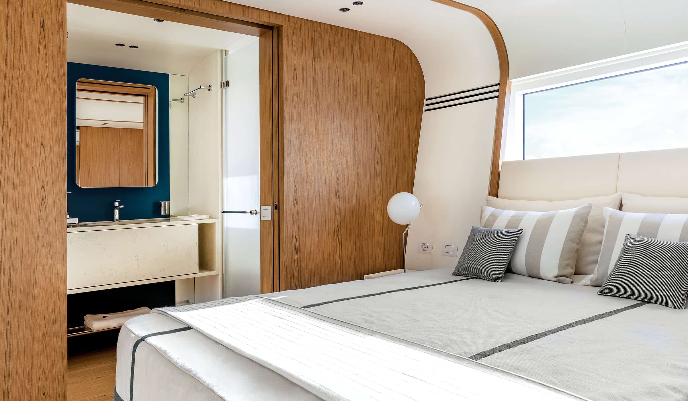 Benetti-Yachts-Class-Motopanfilo-37M-Interiors-02-Carousel-03-VIP-Statesroom