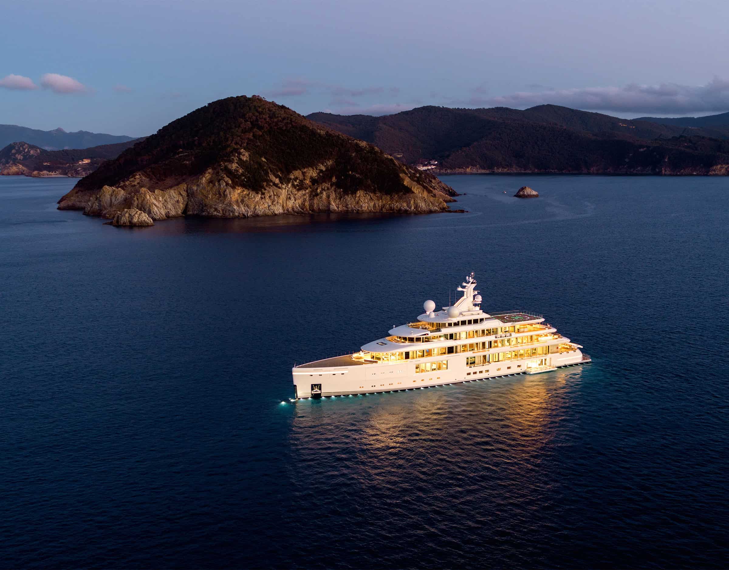 Benetti-Yachts-Custom-FB272-Luminosity-01-Symphony-of-Light