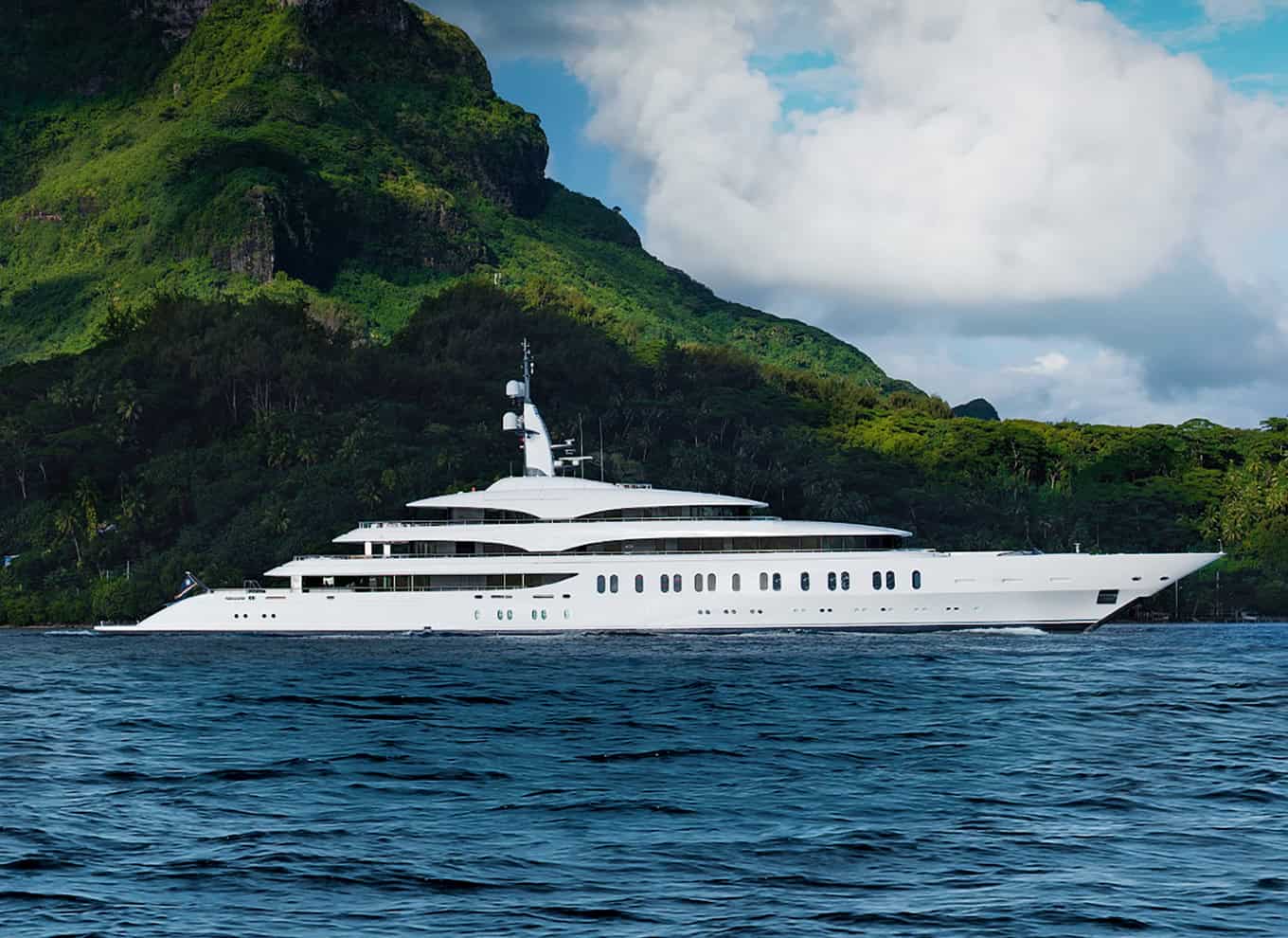 Benetti-Yachts-Custom-FB275-Ije-Card