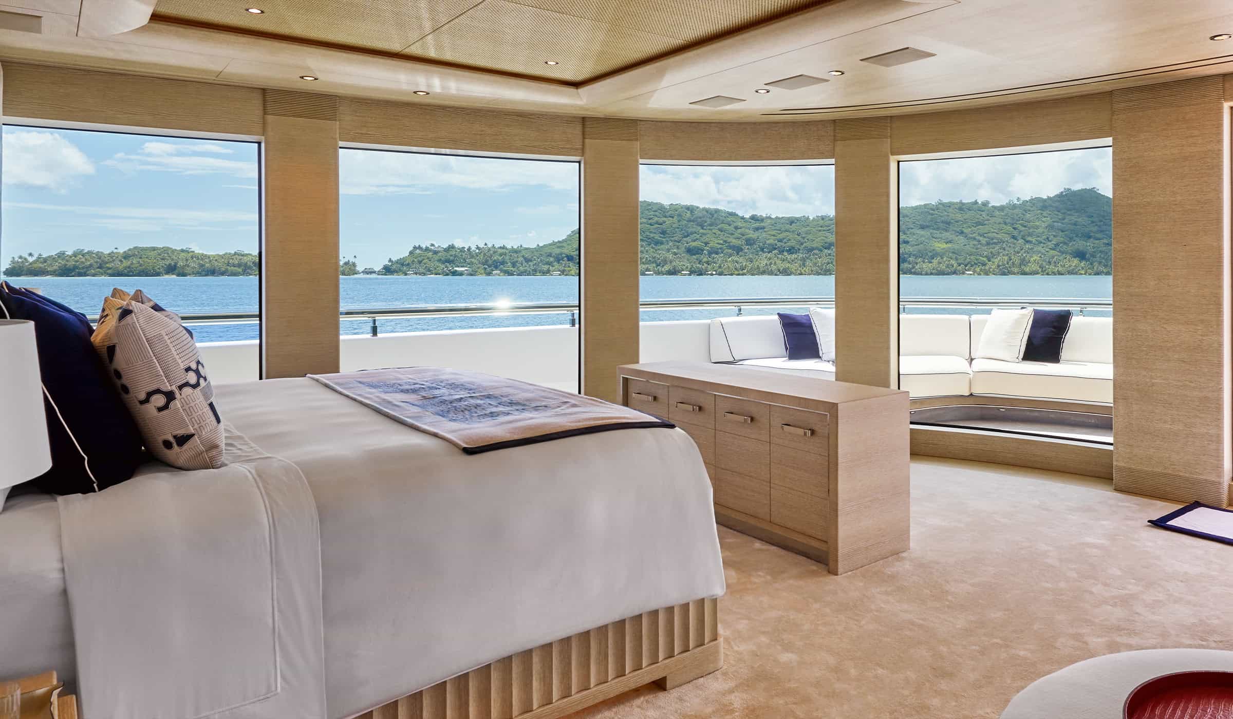 Benetti-Yachts-Custom-Ije-Interior-02-Carousel-03-Owners-Suite