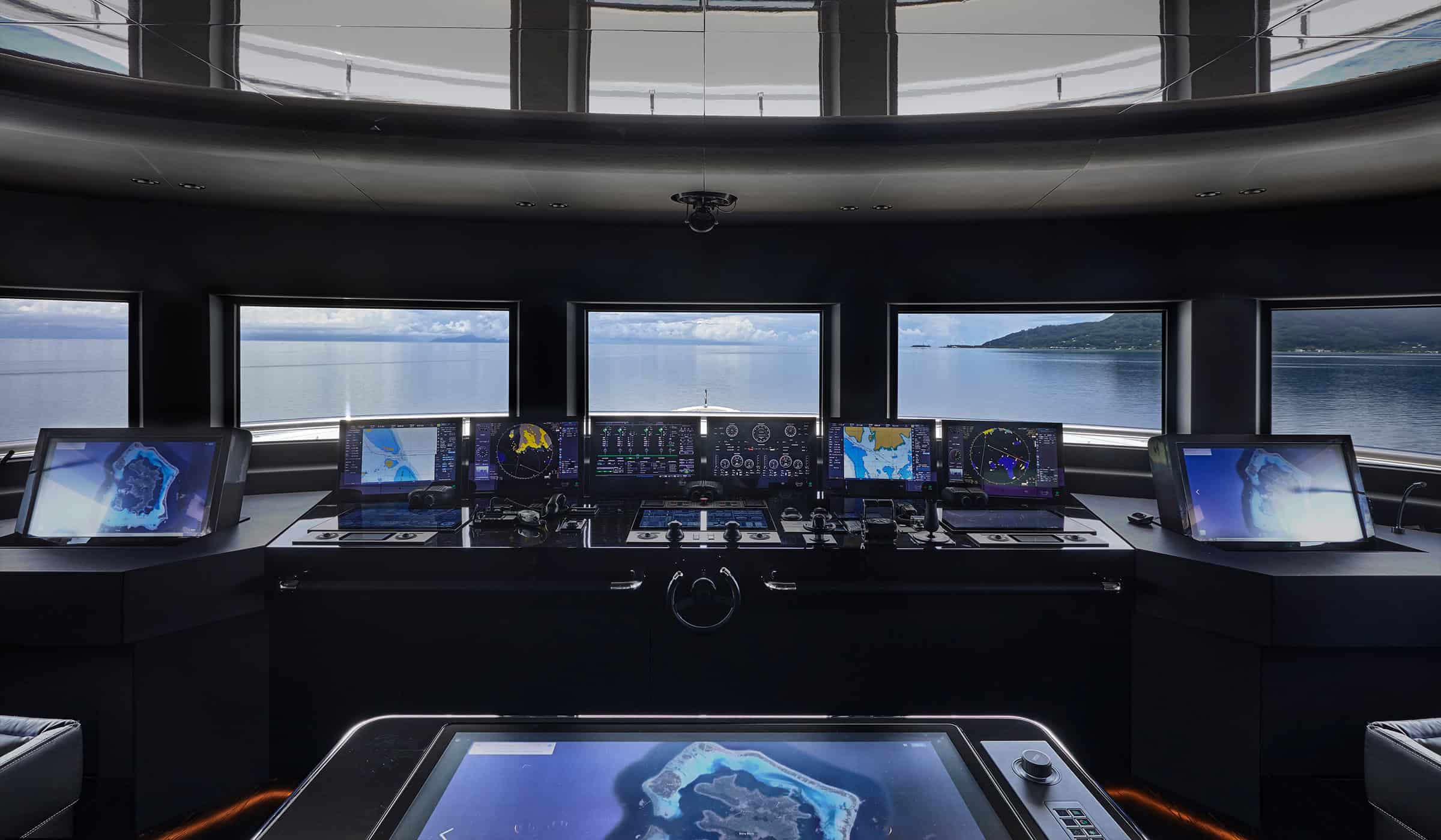 Benetti-Yachts-Custom-Ije-Interior-02-Carousel-06-Control-Room