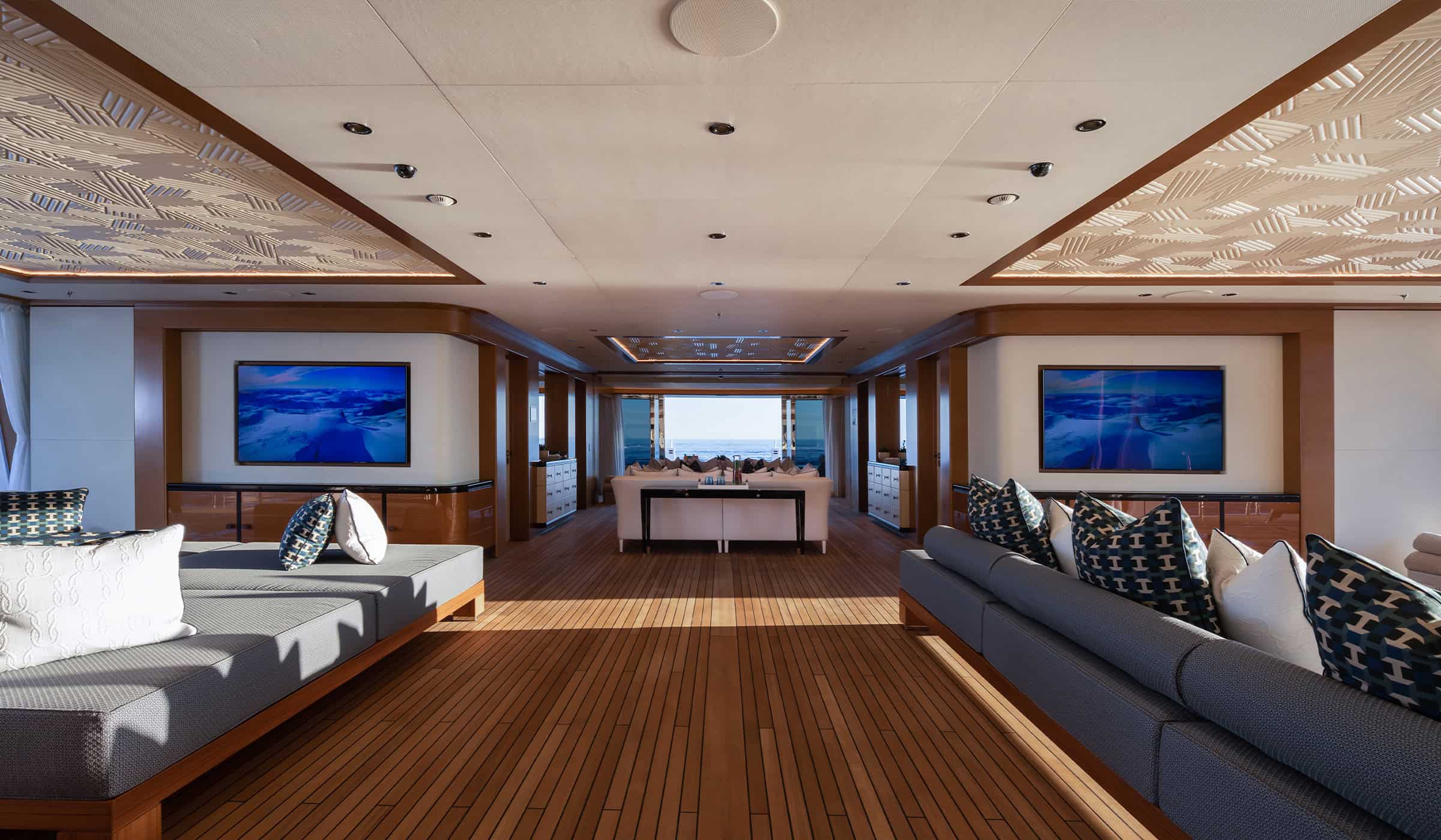 Benetti-Yachts-Custom-Lana-Exteriors-05-Carousel-02-Living-Room