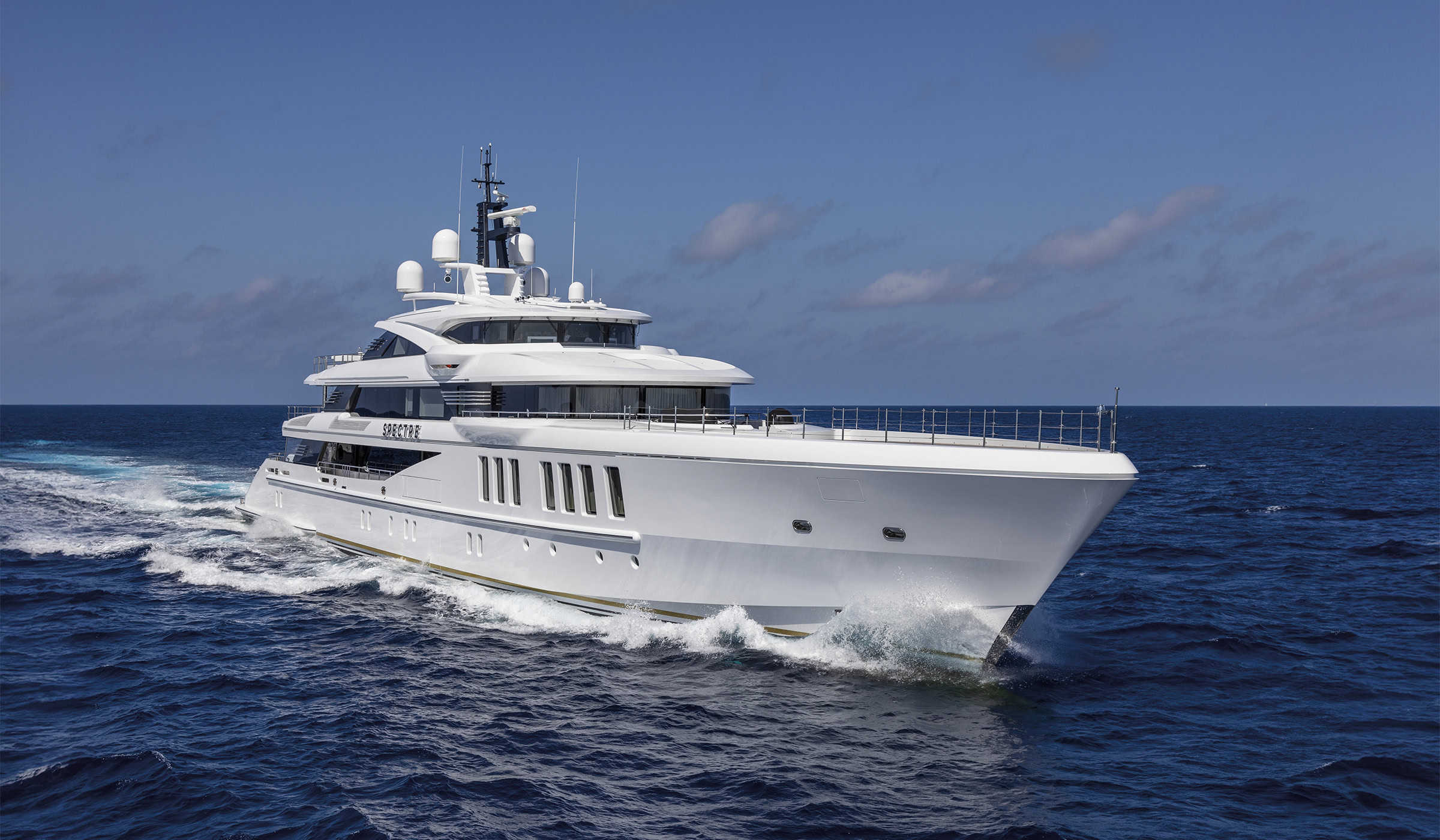 Benetti-Yachts-Custom-Carousel-03-Spectre